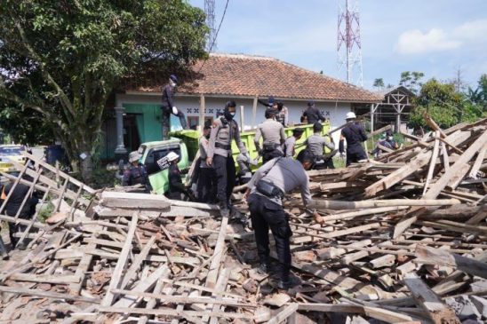 Pembersihan Puinh-Puing Pasca Bencana Gempa Bumi di Cianjur Oleh Polri