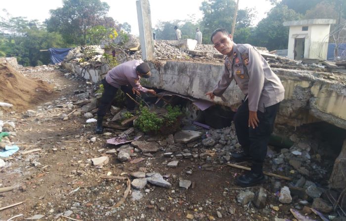 Penyisiran Reruntuhan Rumah Warga Pasca Bencana Gempa Bumi di Cianjur Oleh Polri