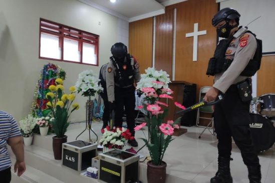 Personel Gabungan Polri Laksanakan Pengamanan Kegiatan Ibadah Natal di Gereja Daerah Kecamatan Kadipaten