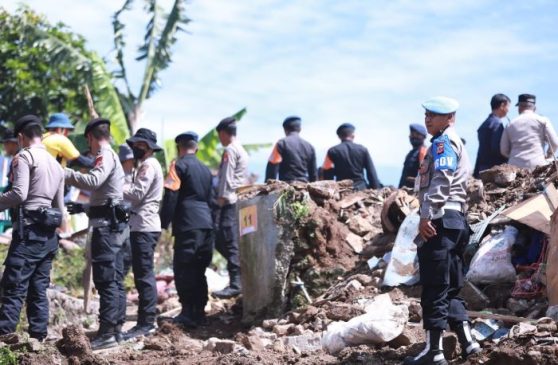 Personel Gabungan Polri Terus Berupaya Bersihkan Puing-Puing Bangunan Pasca Gempa Cianjur