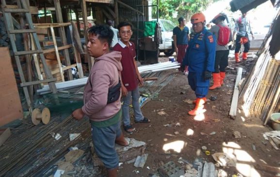 Personel Polri Bantu Masyarakat Evakuasi Barang-Barang yang Masih Digunakan