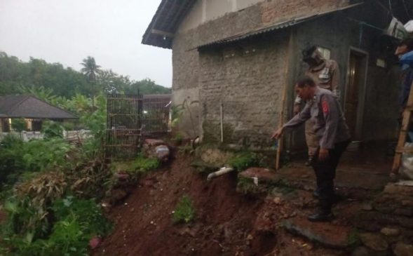 Polisi Bantu dan Datangi TKP Bencana Alam Tanah Longsor di Wilayah Desa Luragunglandeh
