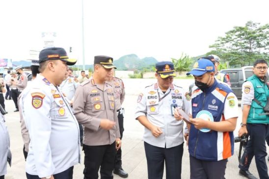 Polisi Bersama Dishub Kabupaten Bandung Laksanakan Ramp Check di Exit Tol Soroja Dalam Rangka Nataru