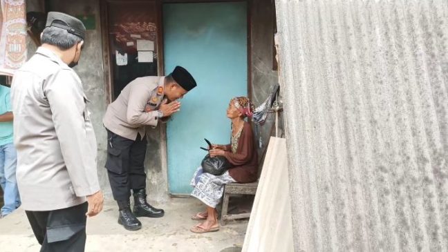 Polisi Blusukan Bagikan Paket Sembako Untuk Lansia di Indramayu