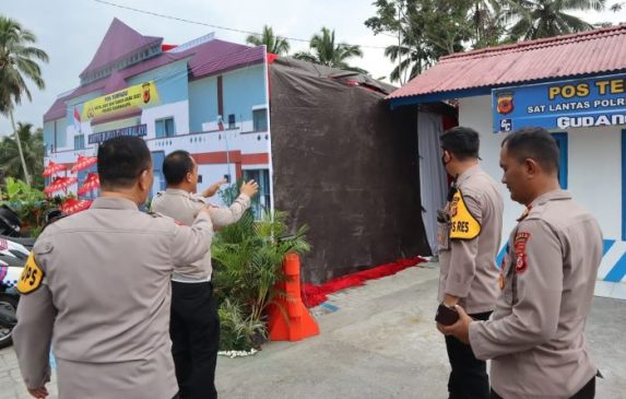 Polisi Cek Pos Terpadu Salawu Dalam Rangka Ops Lilin Lodaya 2022