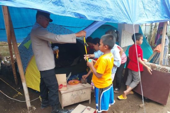 Polisi Distribusikan Bantuan dan Berikan Trauma Healing untuk Korban Gempa Cianjur