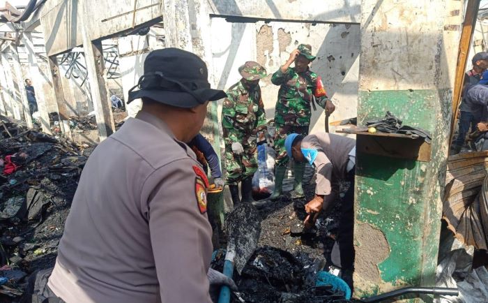 Polisi Gotong Royong Bersihkan Puing Kebakaran Pasar Ciawi Tasikmalaya