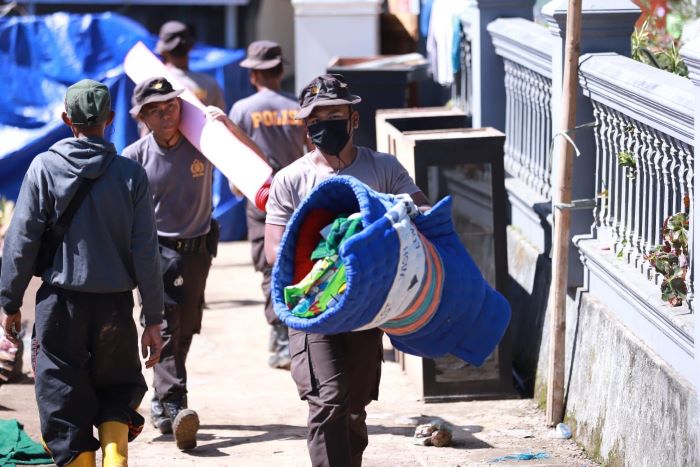 Polri Bantu Masyarakat Pindahkan Barang-Barang yang Tertimbun Reruntuhan Akibat Gempa Cianjur