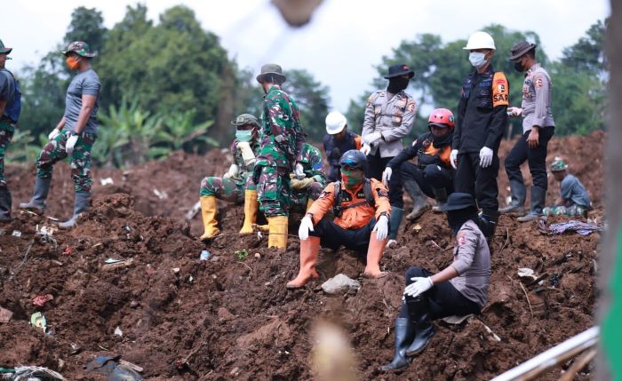 Polri Berhasil Temukan 3 Unit Kendaraan Bermotor di Lokasi Longsor Cianjur