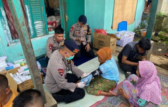 Polri Berikan Penyuluhan Kesehatan dan Bersihkan Tenda Pengungsian