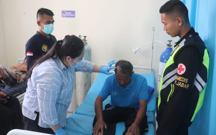 Polri Berikan Pertolongan Kepada Warga yang Tertimpa Reruntuhan Bangunan Saat Pelaksanaan Pembersihan