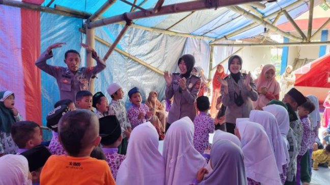 Polri Berikan Trauma Healing Kepada Anak-Anak di Pengungsian