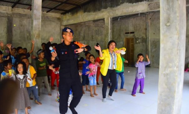 Polri Berikan Trauma Healing Kepada Anak-Anak di Pengungsian
