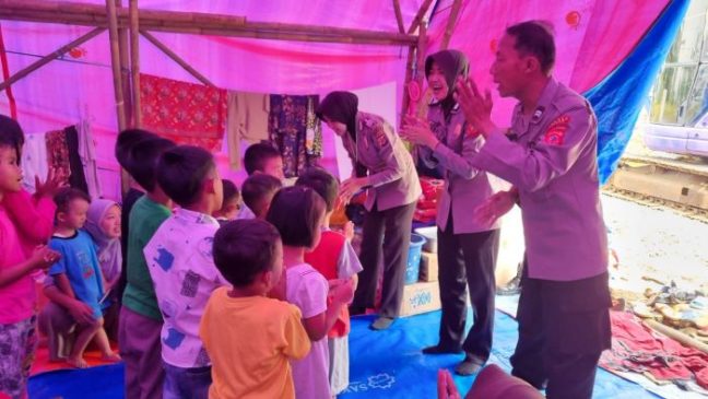 Polri Berikan Trauma Healing Kepada Anak-Anak di Pengungsian Posko 10 Desa Rancagoong
