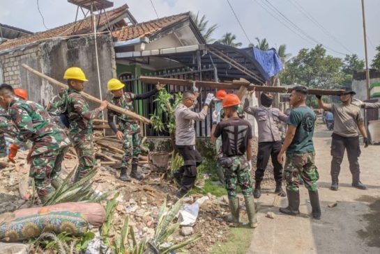 Polri Bersama TNI Bersihkan Puing-Puing Pasca Bencana Gempa Bumi di Cianjur