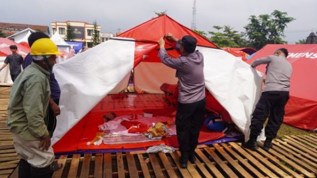 Polri Bersih-Bersih di Area Pengungsian Antisipasi Tenda Bocor Saat Musim Hujan