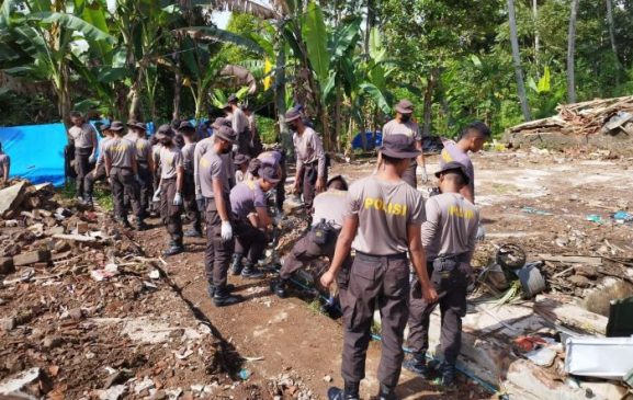 Polri Beserta BPBD Evakuasi Pohon Tumbang yang Sempat Tutup Akses Lalu Lintas di Desa Pilangsari
