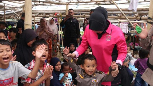 Polri dan Yayasan Kemala Bhayangkari Peduli Gencar Salurkan Bansos Kepada Korban Gempa Cianjur