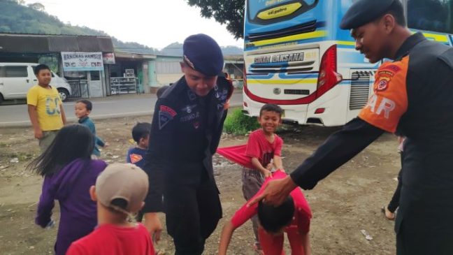 Polri Gelar Trauma Healing Kepada Anak-Anak di Pengungsian