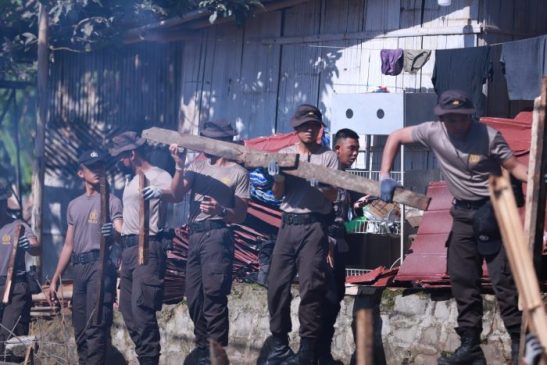 Polri Gotong Royong Bersama Tim SAR Bersihkan Puing-Puing Pasca Gempa Cianjur