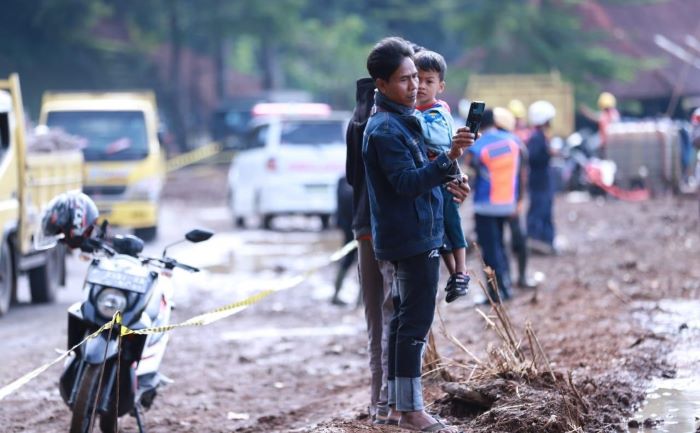 Polri Imbau Warga Supaya Tidak Berfoto Atau Video di Lokasi Evakuasi Longsor Gempa Cianjur