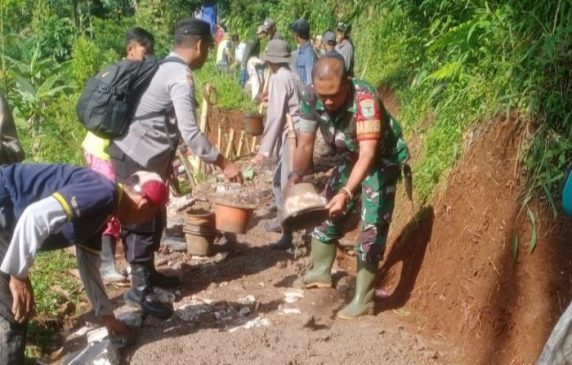 Polri Kerja Bakti Perbaiki Jalan yang Terputus Pasca Gempa Cianjur