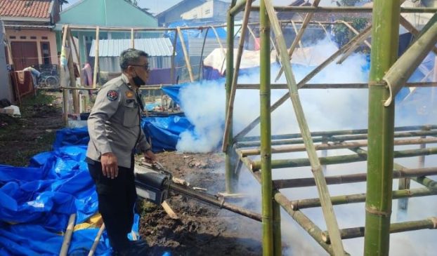 Polri Lakukan Fogging di Tenda Pengungsian Cianjur