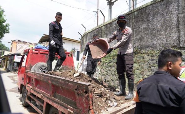Polri Lakukan Pembersihan Puing-Puing Pasca Gempa Cianjur