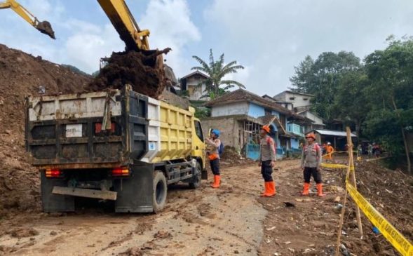 Polri Lakukan Pencarian Korban di Lokasi Tanah Longsor di Desa Cijedil