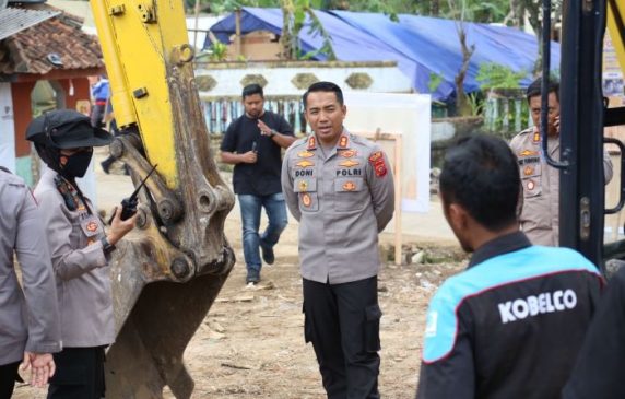 Polri Recovery Pembersihan Puing-Puing Reruntuhan Bangunan Pasca Gempa Cianjur