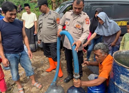 Polri Salurkan Air Bersih Kepada Para Korban Gempa Bumi di Desa Gasol Cianjur