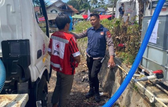 Polri Terus Lakukan Penyaluran Air Bersih Kepada Pengungsi Korban Gempa Cianjur