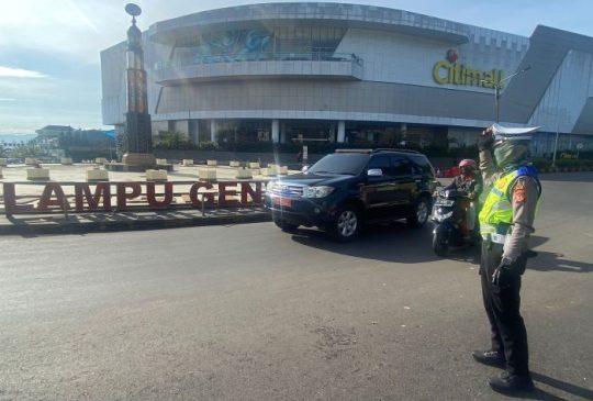 Polri Tetap Semangat Gatur Lalin di Jalur Pendistribusian Logistik Cianjur