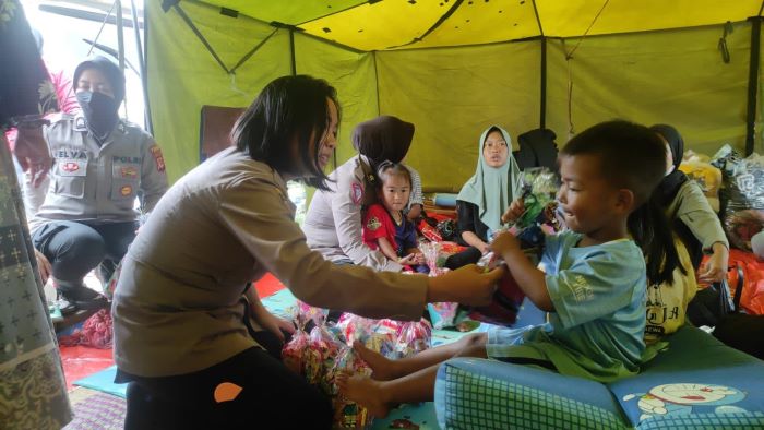 Polri Turunkan Polwan di Lokasi Pengungsian Agar Korban Gempa Terhibur