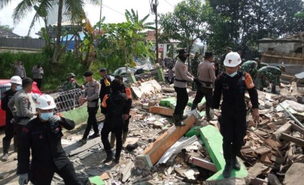 Ratusan Personel Polri dan Masyarakat Bahu Membahu Melaksanakan Bersih-Bersih Puing Bangunan Pasca Gempa Cianjur