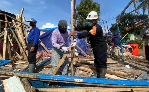 Sat Brimob Polda Jabar Bersihkan Puing-Puing Rumah Warga Cugenang Pasca Gempa Cianjur