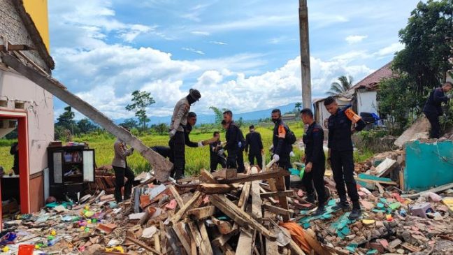 Sat Brimob Polda Jabar Bersihkan Puing-Puing Rumah Warga Korban Gempa Cianjur