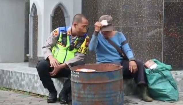 Tanpa Pengawalan, Kapolres Berbagi Kebahagian Bersedekah Disela Kesibukan Pengamanan Nataru di Lembang