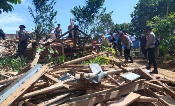 Tim Gabungan Polri Intens Bantu Masyarakat Bersihkan Puing-Puing Bangunan Pasca Gempa Cianjur