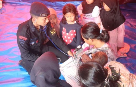 Tim Kesehatan Lapangan Polri Diterjunkan untuk Cek Kesehatan di Posko Pengungsian