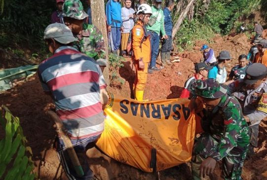 Tim SAR Gabungan Berhasil Evakuasi Korban Longsor di Desa Sindulang Sumedang