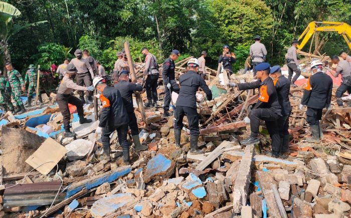 Tim Satgas Polri Recovery Pasca Gempa Bumi di Cianjur