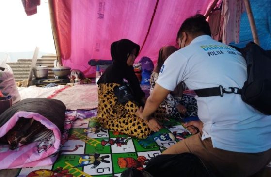 Yankes Polri Lakukan Pemeriksaan Kesehatan, Berikan Obat-Obatan Bagi Korban Gempa Cianjur