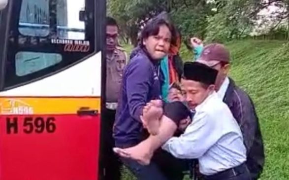 Aksi Heroik Polisi, Evakuasi Penumpang Bus yang Pingsan di Tol Cikampek
