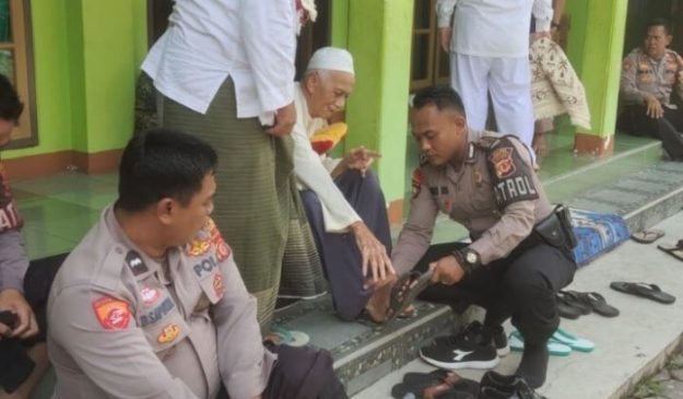 Aksi Kerendahan Hati Polisi Tuai Pujian Warga Masyarakat