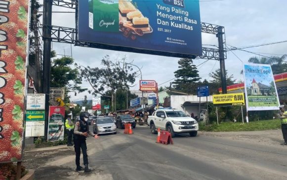 Anggota Raimas Dit Samapta Polda Jabar Tingkatkan Pengaturan di Jalur Lembang Awal Tahun Baru 2023