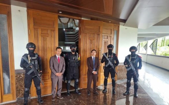 Anggota Sat Brimob Polda Jabar Amankan Ibadah Tahun Baru 2023 di Gereja HKBP Cibinong Bogor