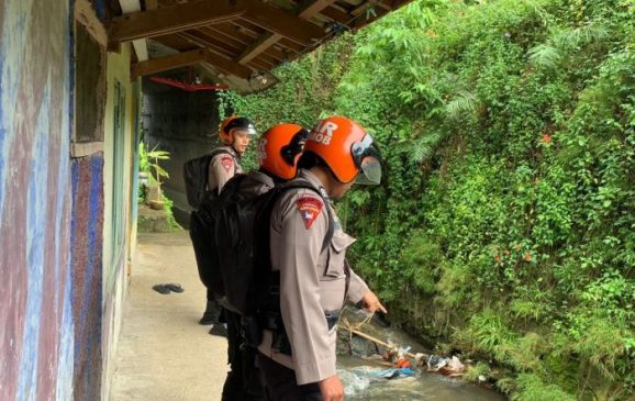 Antisipasi Banjir, Patroli SAR Sat Brimob Polda Jabar Pantau Debit Air di Wilayah Cipanas Cianjur