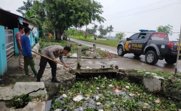 Antisipasi Banjir, Sampah Rumah Tangga dan Eceng Gondok di Jembatan Tambaksari Dibersihkan Polisi dan Warga