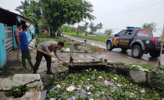 Antisipasi Banjir, Sampah Rumah Tangga dan Eceng Gondok di Jembatan Tambaksari Dibersihkan Polisi dan Warga